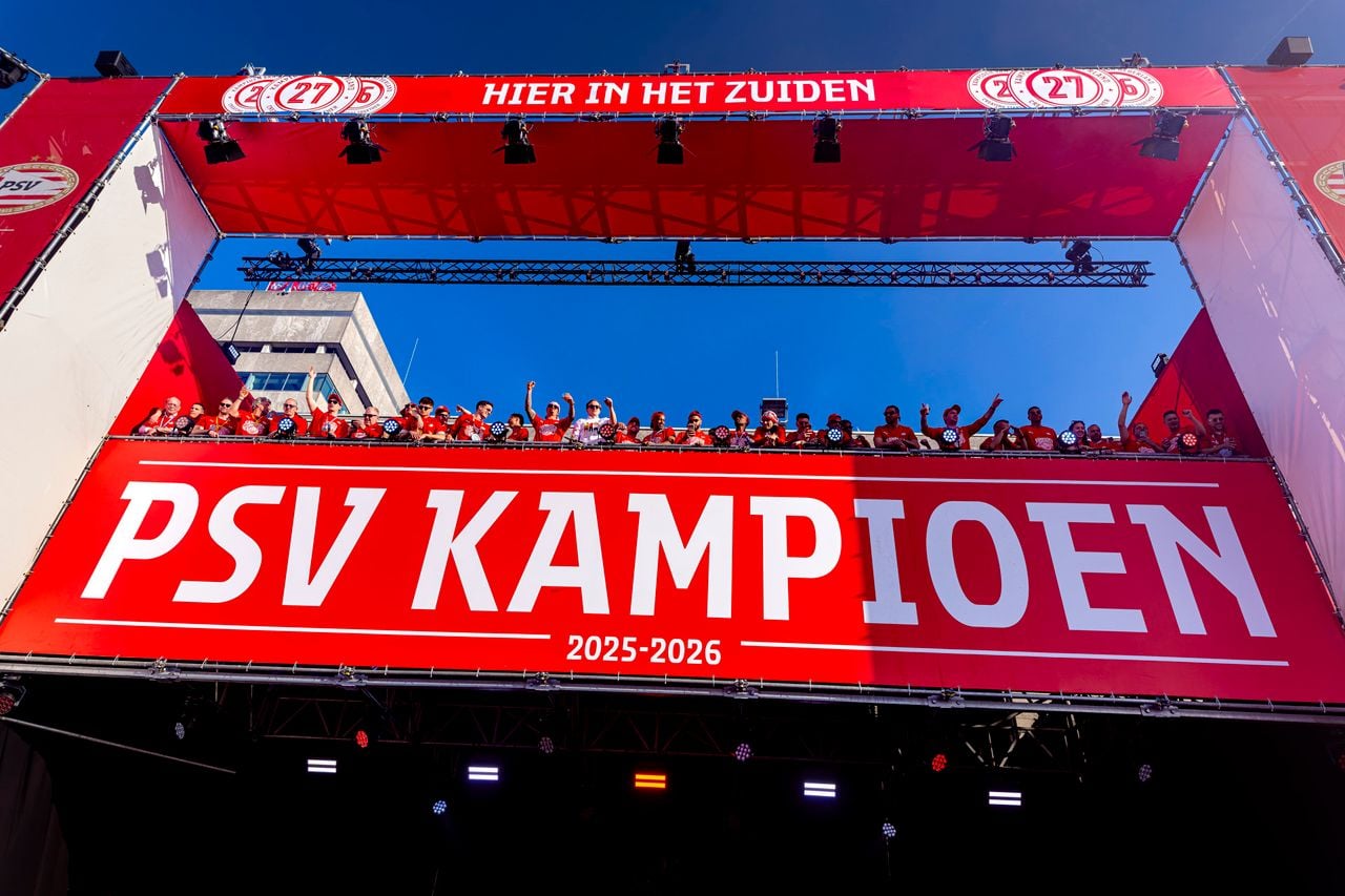 De selectie op het bordes van het stadhuis (Foto: Marcel van Dorst/Eye4Images).