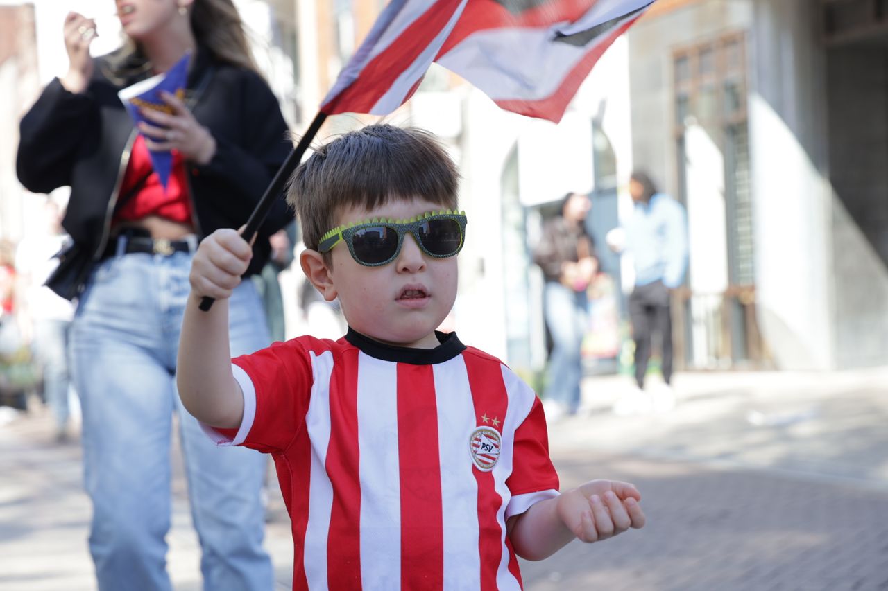 Alp zwaait met z'n PSV-vlag om te laten zien dat hij echt fan is (foto: Lobke Kapteijns). 