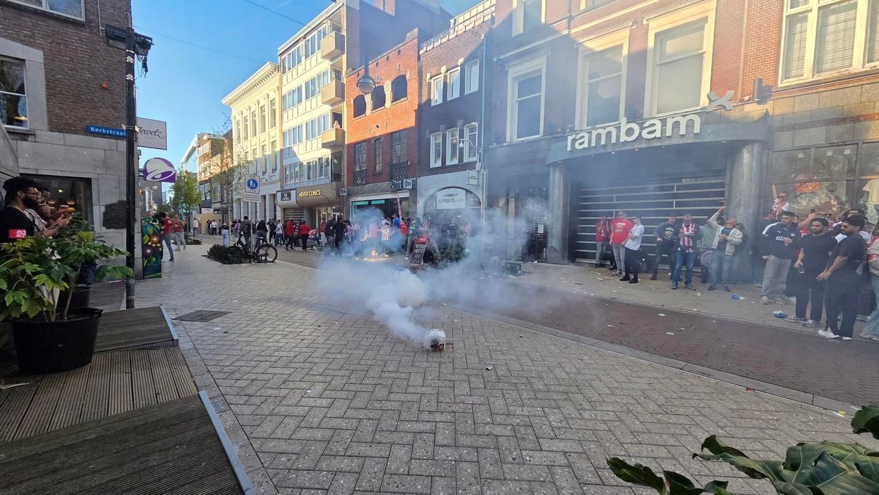 Deze vuurwerkpot viel dinsdag om en vloog het publiek in. Een man raakte lichtgewond.