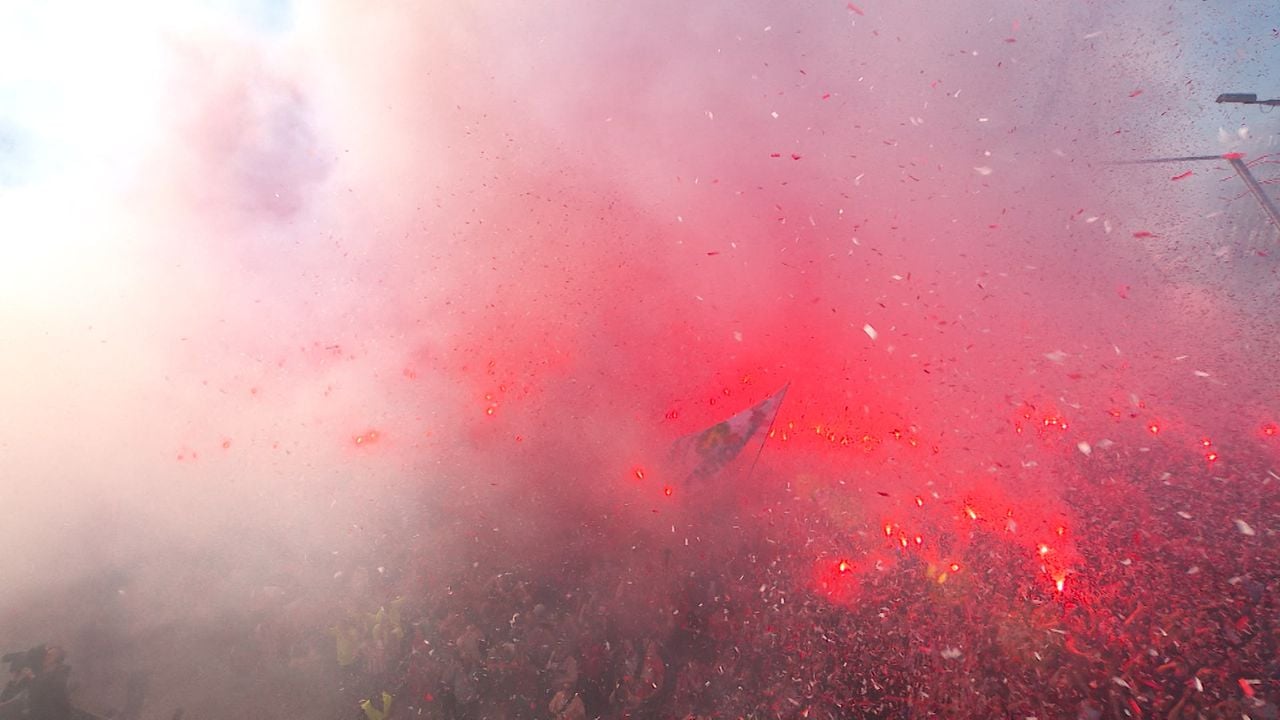 Fakkels op het Stadhuisplein (beeld: Omroep Brabant)