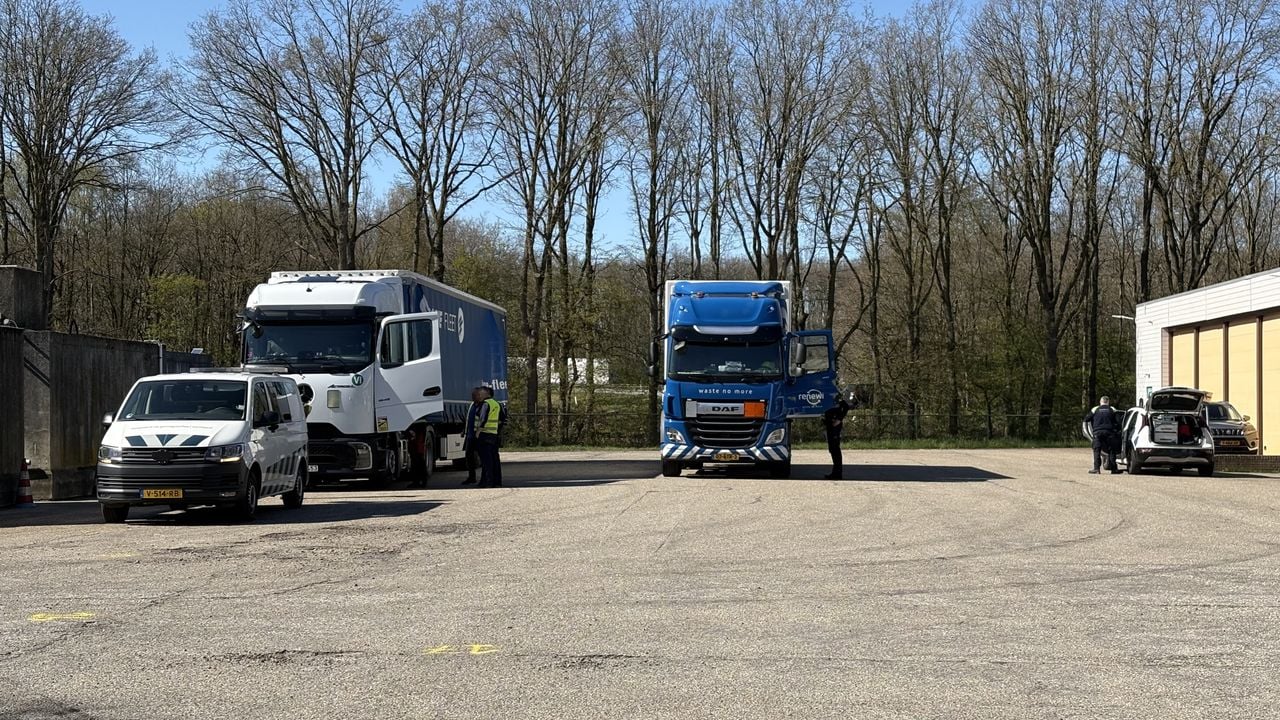 De Inspectie Leefomgeving en Transport controleerde de afgelopen dagen vrachtwagens die gevaarlijke stoffen vervoerden (foto: Wilco Zonneveld). 