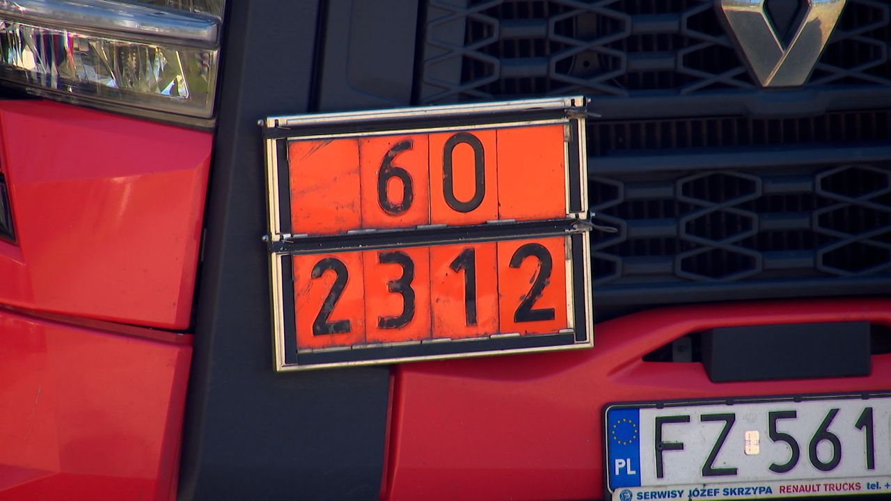 De cijfers op het oranje bord geven aan welke stof er vervoert wordt en hoe gevaarlijk deze is (foto: Omroep Brabant).