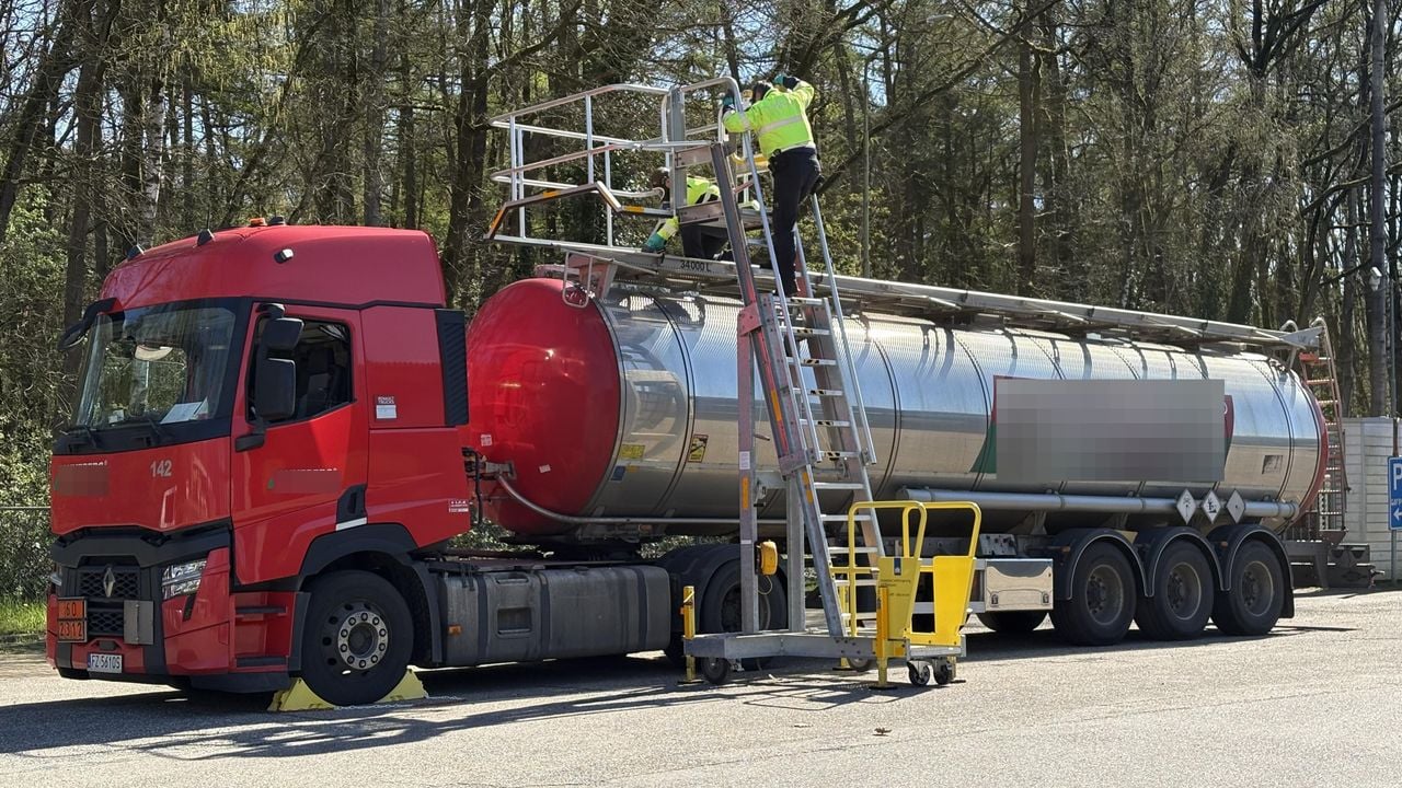 Met speciale maskers op controleren inspecteurs of de tank goed is afgesloten (foto: Wilco Zonneveld). 