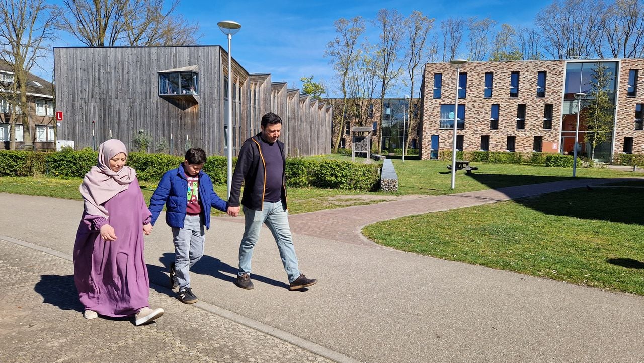 Vader, moeder en zoon op het azc in Grave (foto: Tom Berkers).