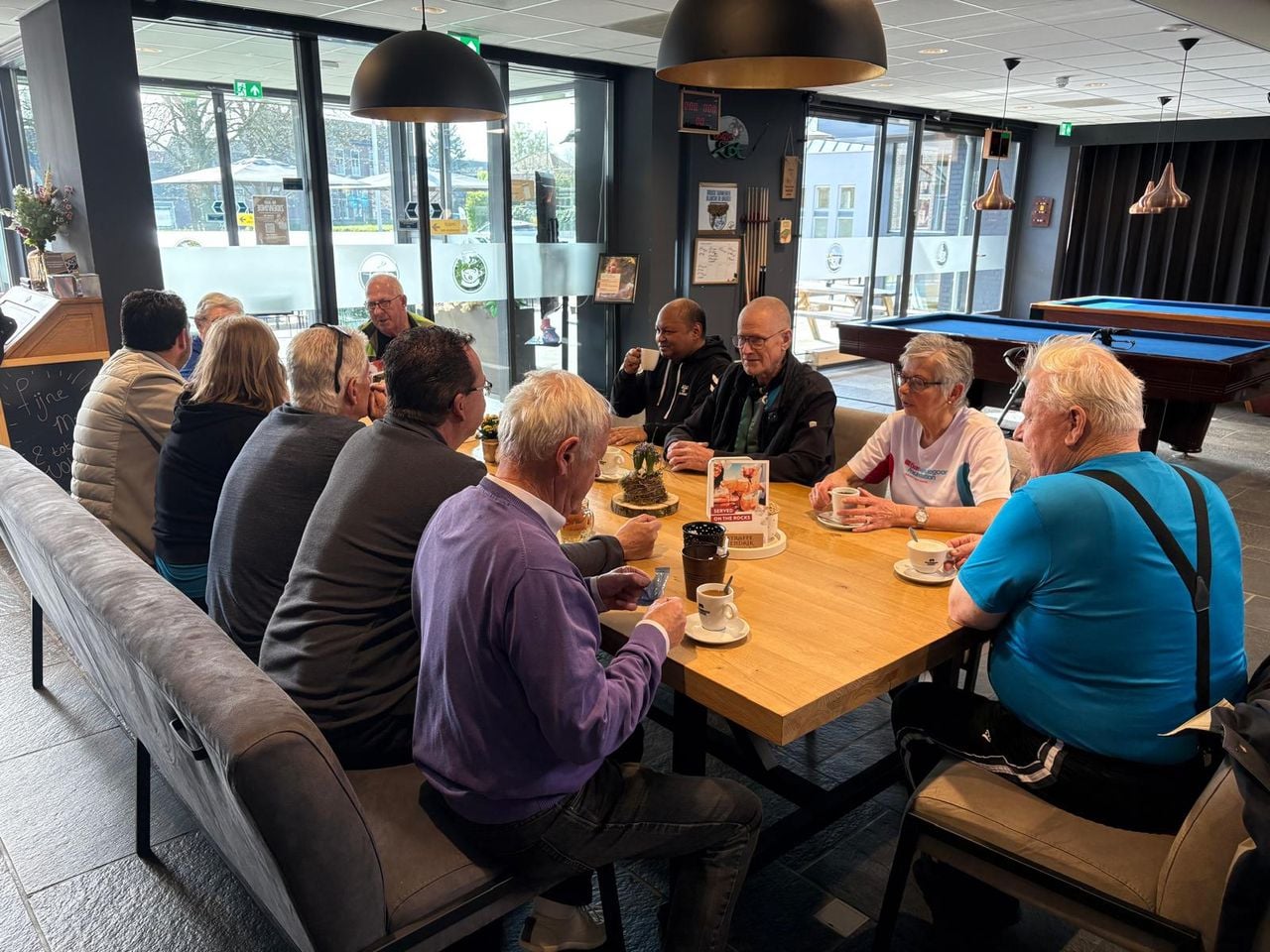 Het kopje koffie achteraf is minstens zo belangrijk als het sporten (foto: Pieter Soethout).