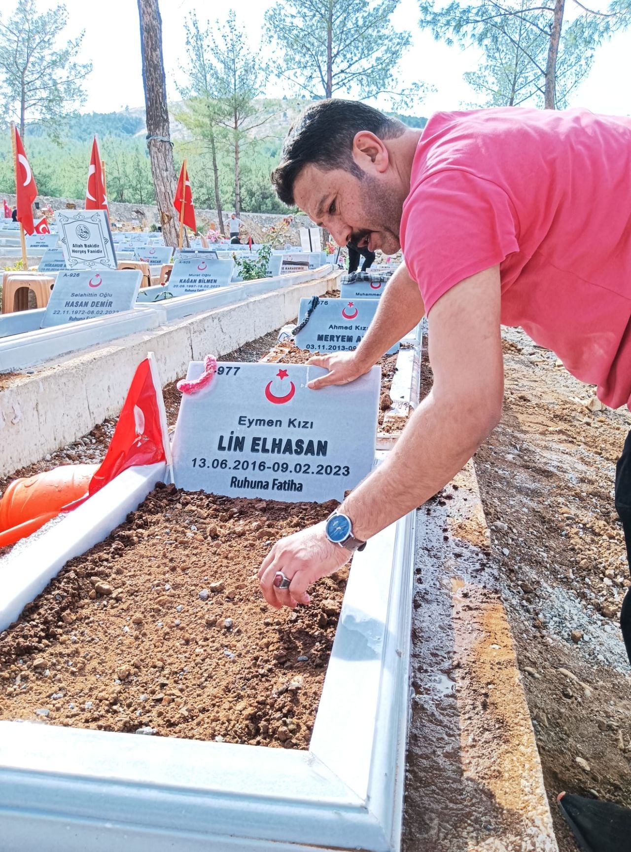 Vader Aymen bij het graf van zijn dochter Lin (foto: privécollectie).