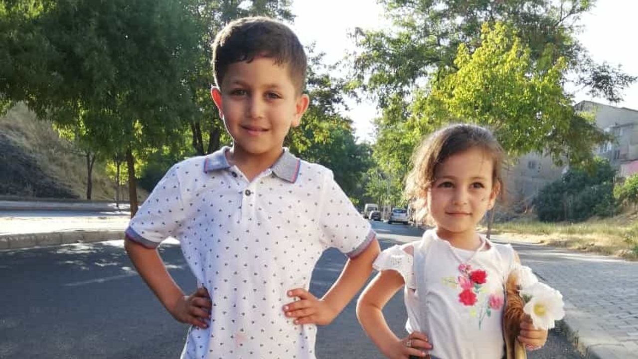 Humem met zijn bij de aardbeving omgekomen zusje Lin (foto: privécollectie gezin).