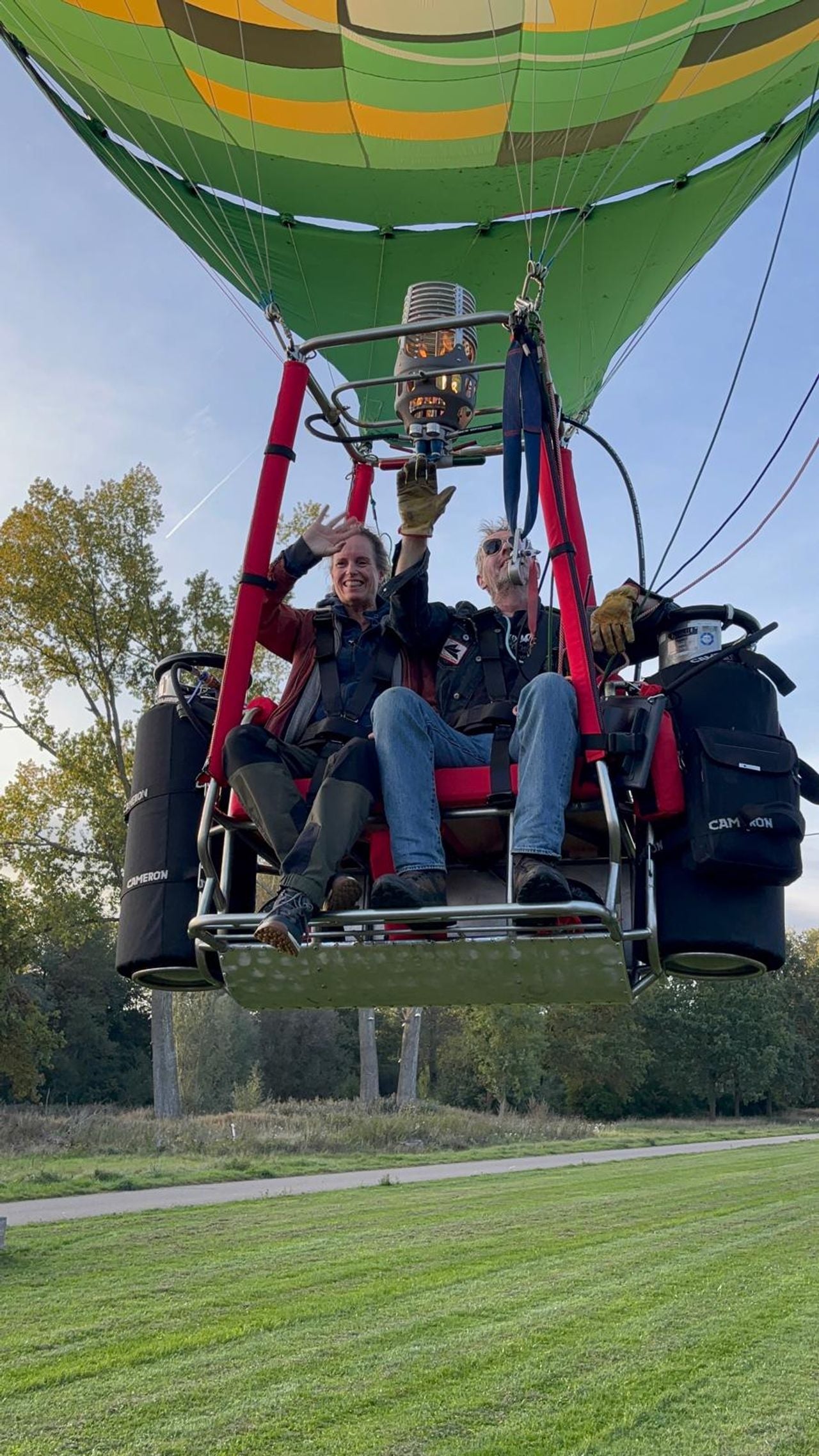 Coen en Annelies zweven boven Eindhoven (foto Coen van den Heuvel).