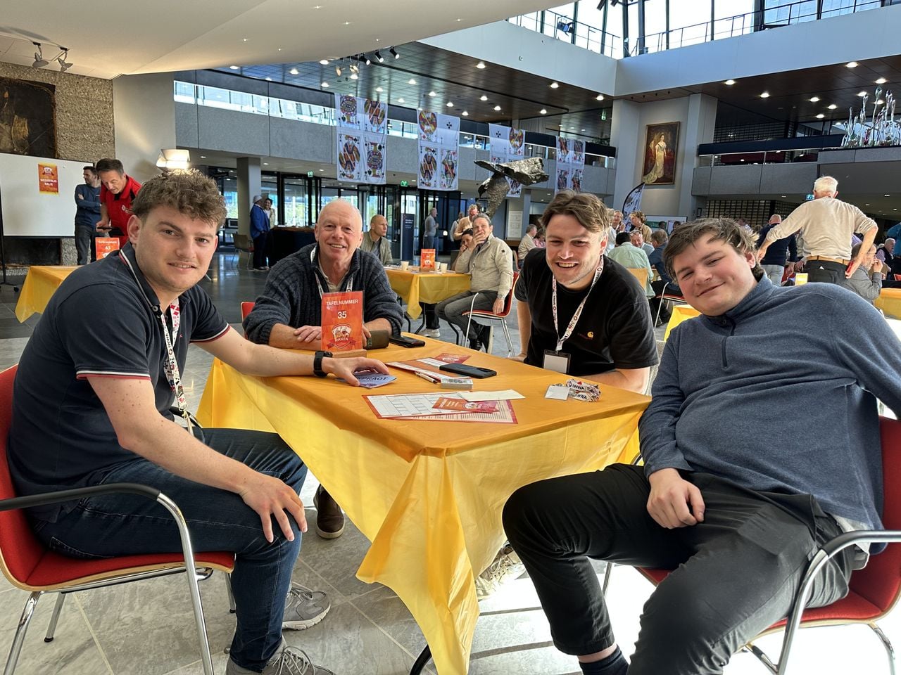 Jan doet samen met zijn drie zoons mee aan het WK Rikken. (foto: Floortje Steigenga)