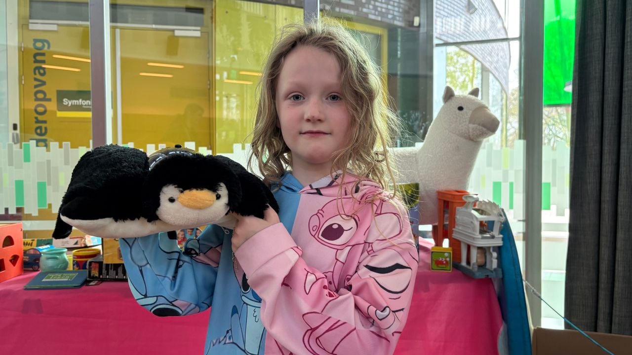 Roby-Anne met haar nieuwe knuffel pinguïn