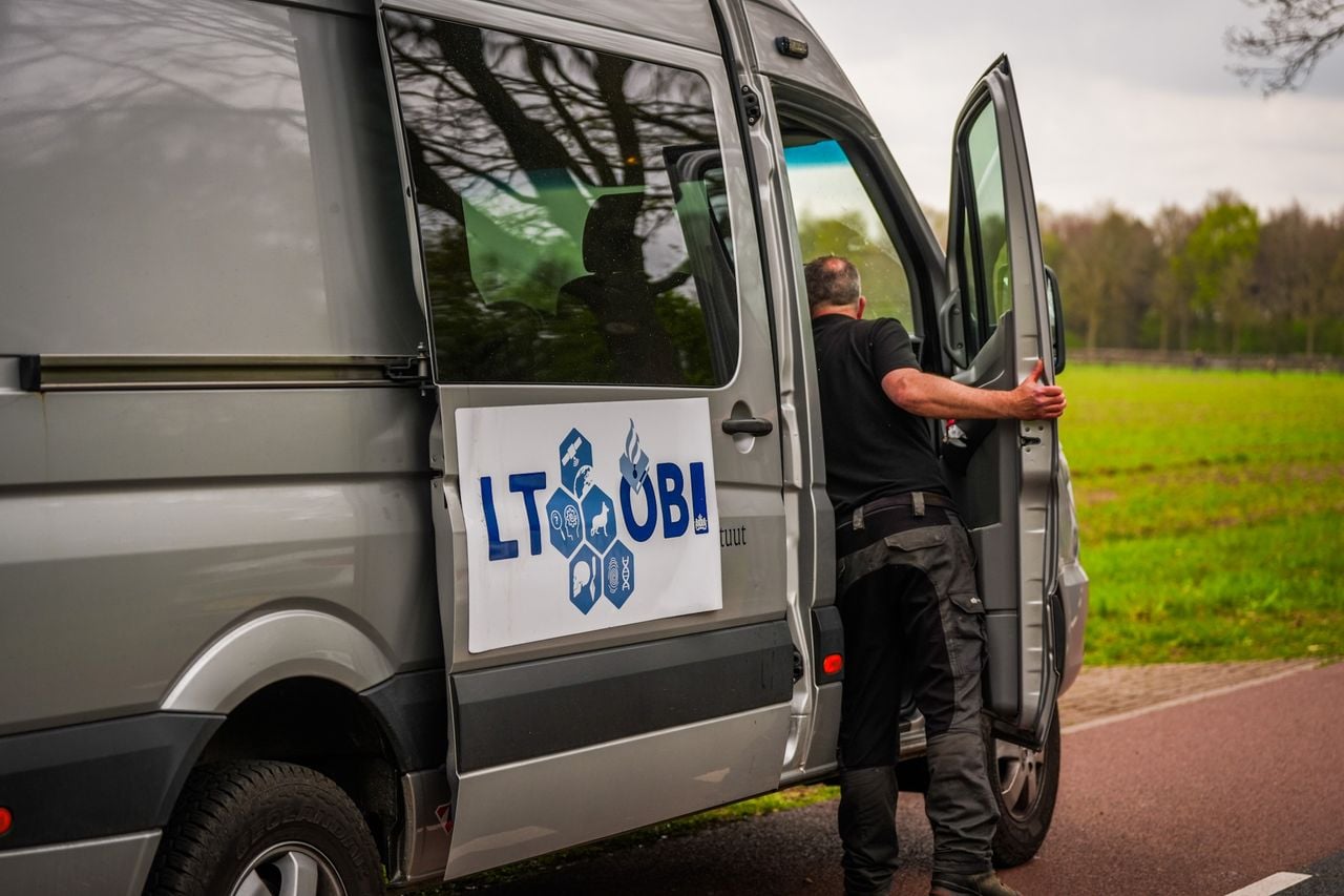 Landelijk Team Opsporing, Berging en Identificatie is aanwezig bij het onderzoek in Eindhoven (foto: SQ Vision).