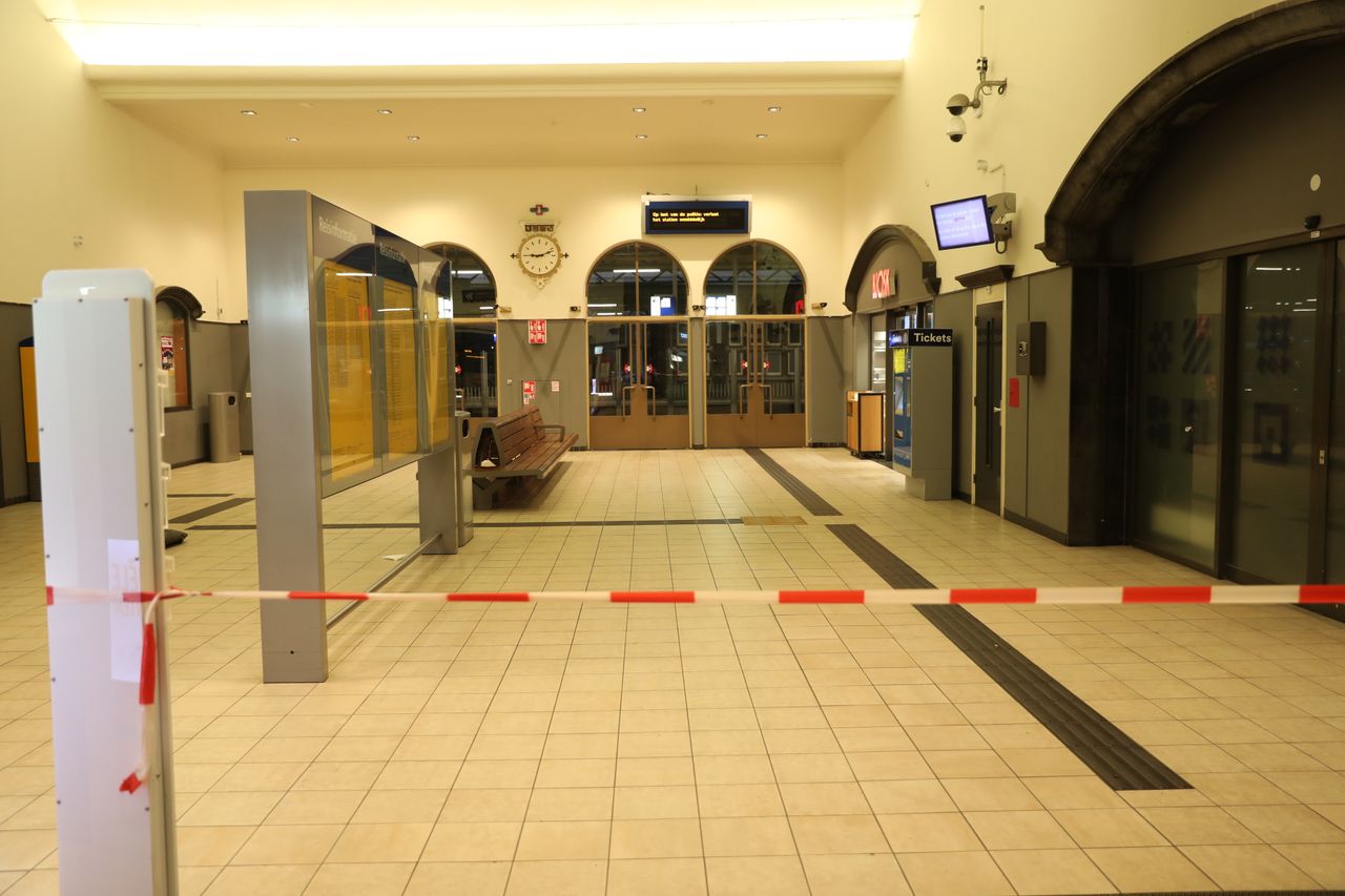 Onderzoek naar onbekend object op NS station in Roosendaal (foto: Christian Traets / Persbureau Heitink). 