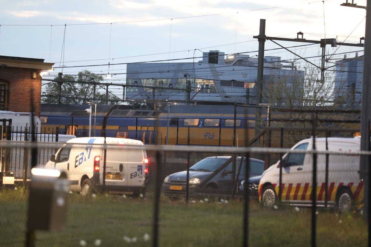De trein op station Roosendaal waarin het verdachte pakket is gevonden (foto: Christian Traets / Persbureau Heitink).  