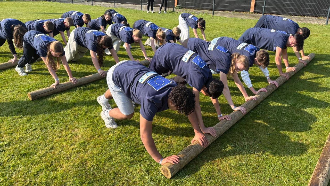 Samenwerken om een zware balk over het veld te rollen (Foto: Alice van der Plas)