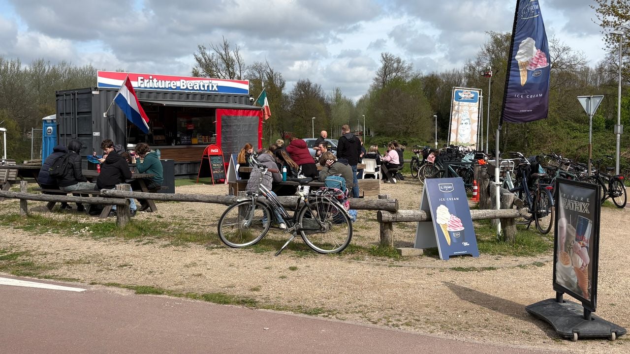 Vooral fietsers en wandelaars komen een frietje eten bij Friture Beatrix (foto: Rogier van Son). 