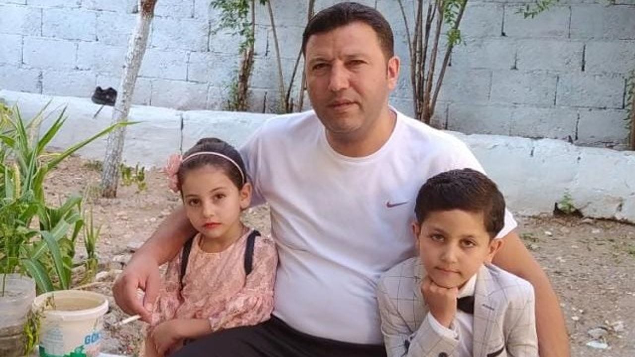 Humem (rechts) met zijn vader en omgekomen zusje voor de aardbeving van 2023 (foto: privécollectie).