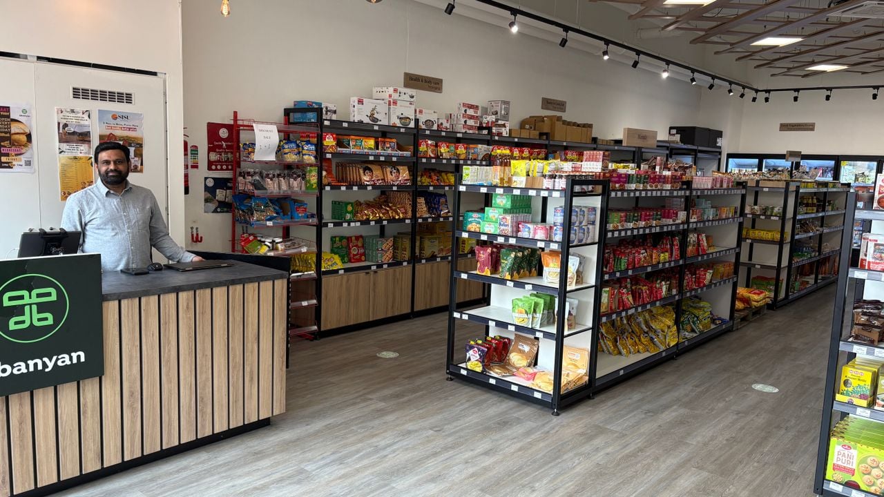 De winkel van Suresh trekt veel klanten uit India (foto: Rogier van Son). 