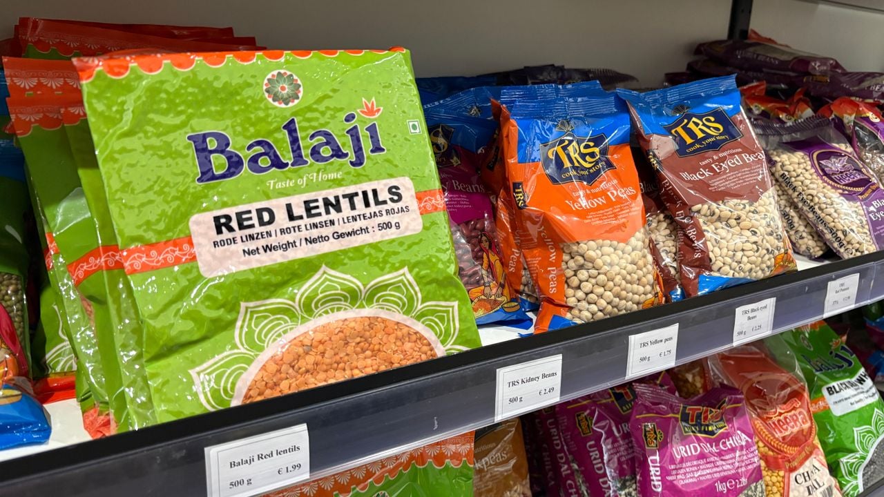 Linzen uit India in de winkel van Suresh in Eindhoven (foto: Rogier van Son).