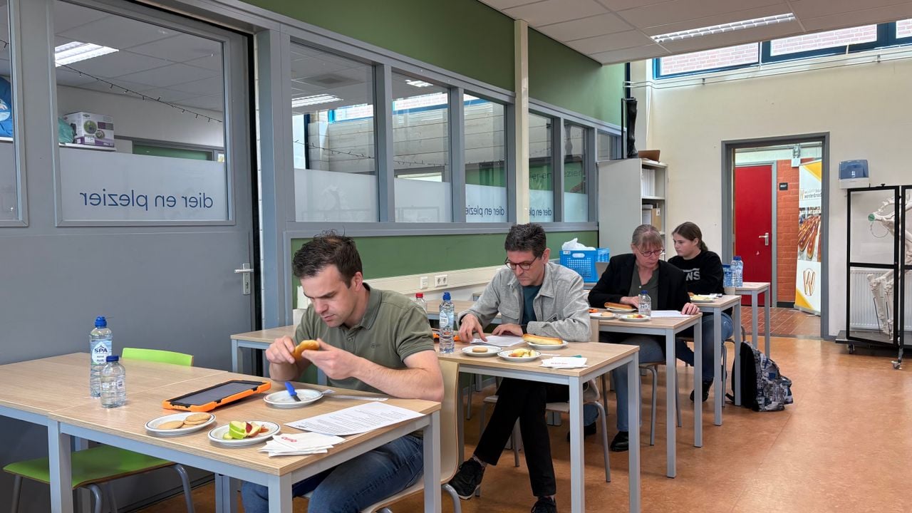 De jury bekijkt en proeft alle worstenbroodjes (foto: Omroep Brabant).