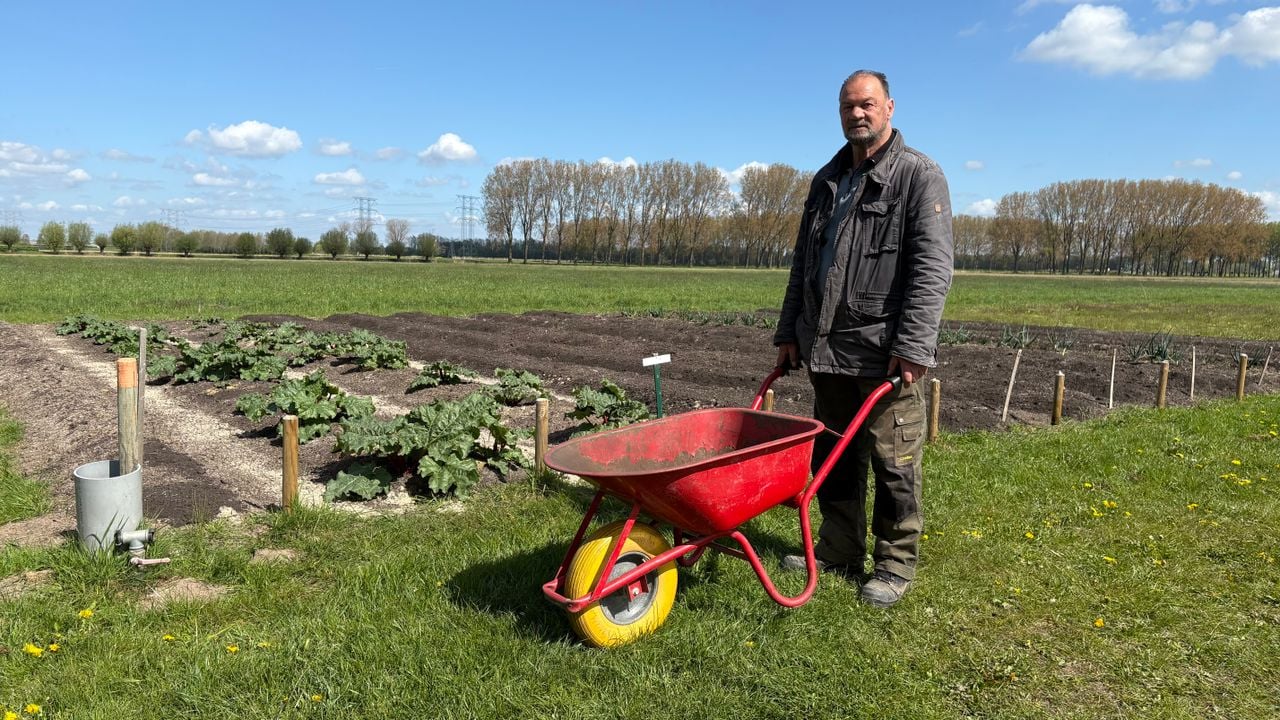 De vrijwilligers moeten nu met kruiwagens op en neer sjouwen (foto: Imke van de Laar).
