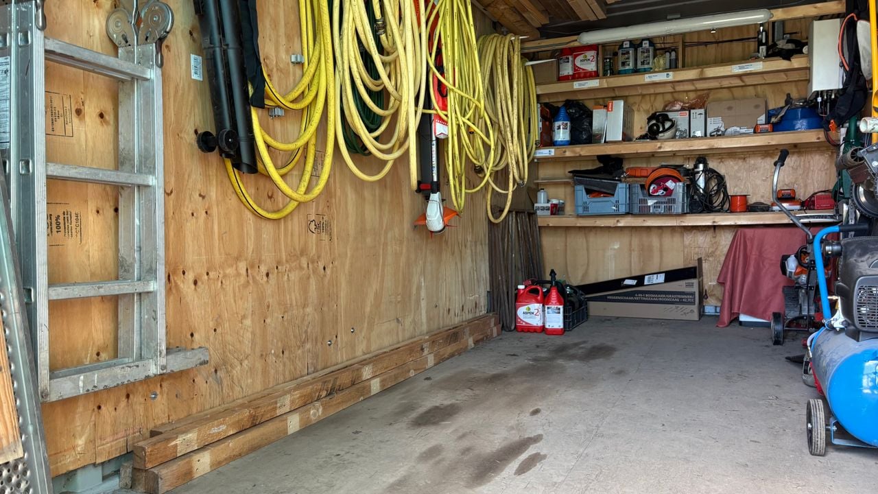 Er is veel elektrisch gereedschap en een tractor uit de container gestolen (foto: Imke van de Laar).