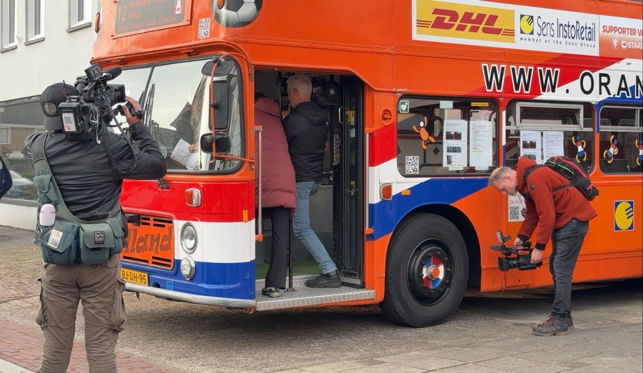 Zes cameraploegen en live radio: volop media-belangstelling bij het vertrek van de Oranjebus (foto: Jan Peels).
