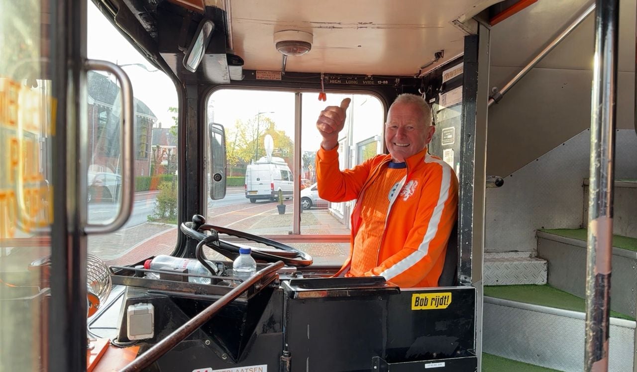 Aan chauffeur Frans Peeters de taak om de Oranjebus veilig naar de Verenigde Staten te krijgen (foto: Jan Peels).