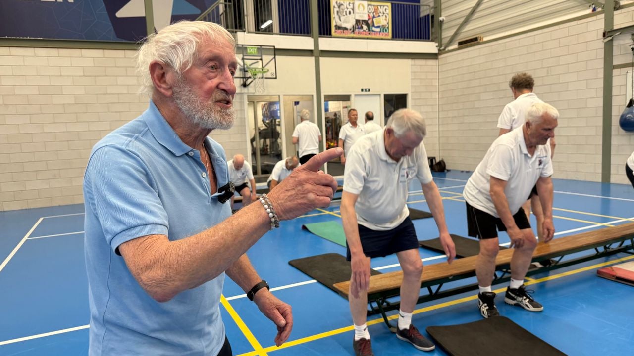 Sportinstructeur Bas Veraart geeft gymles aan zijn 'boys' (foto: Erik Peeters).