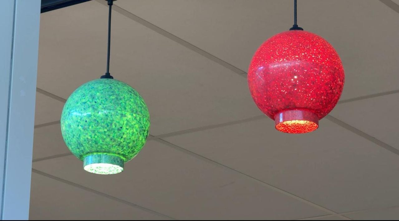 Twee lampen die Rolph eerder maakte (foto: Pieter Soethout)