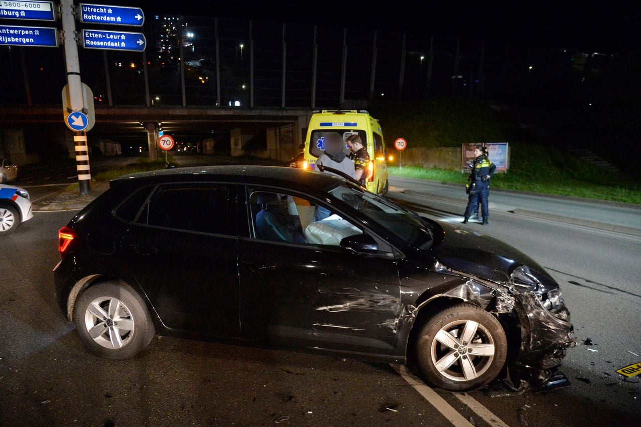 Ongeval op kruising in Breda (foto: Perry Roovers / Persbureau Heitink).