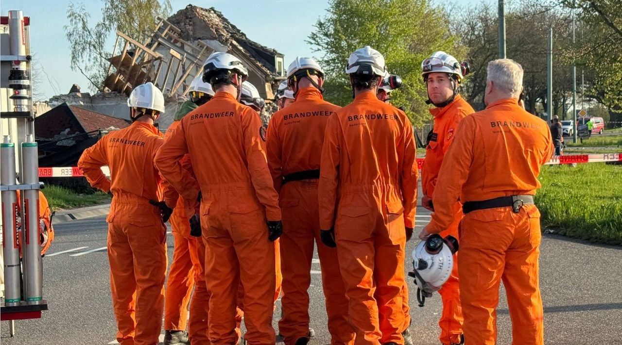 Het zoekteam komt aan bij het huis woensdagochtend. (Foto: L1.)