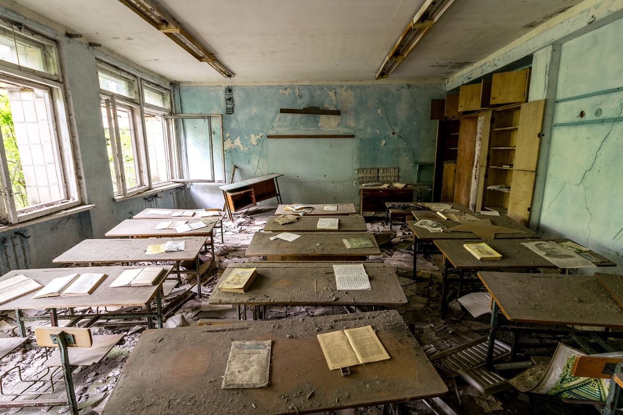 In een verlaten schoollokaal ligt het lesmateriaal nog op de tafels (foto: Moreno Molenaar/M.Grafieshots).