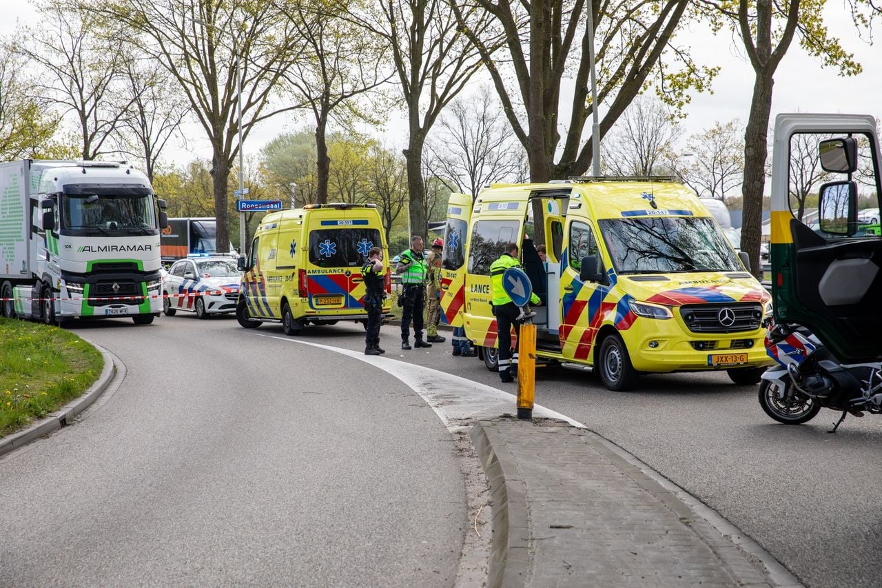 Een man is zwaargewond bij een eenzijdig ongeval op de Leemstraat in Roosendaal (foto: Christian Traets / Persbureau Heitink).