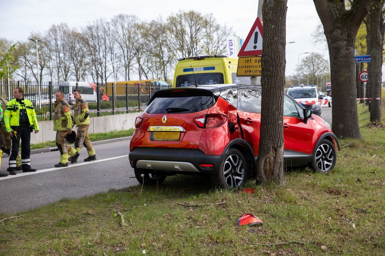 Een man is zwaargewond bij een eenzijdig ongeval op de Leemstraat in Roosendaal (foto: Christian Traets / Persbureau Heitink).