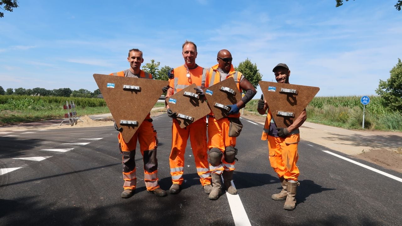 Rijkswaterstaat test naast de A58 bij Oirschot herbruikbare verkeersborden (foto: Rijkswaterstaat).