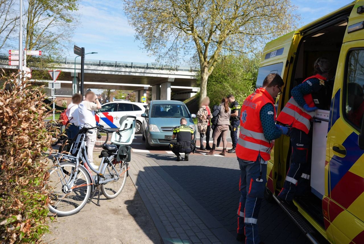 De fietster raakte lichtgewond door de botsing. (Foto: Erik Haverhals / Persbureau Heitink.)