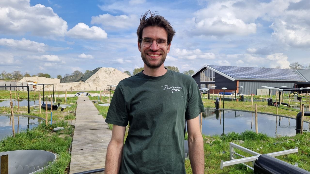 Rob voor zijn eigen zalmboerderij in de gemeente Maashorst (foto: Tom Berkers).