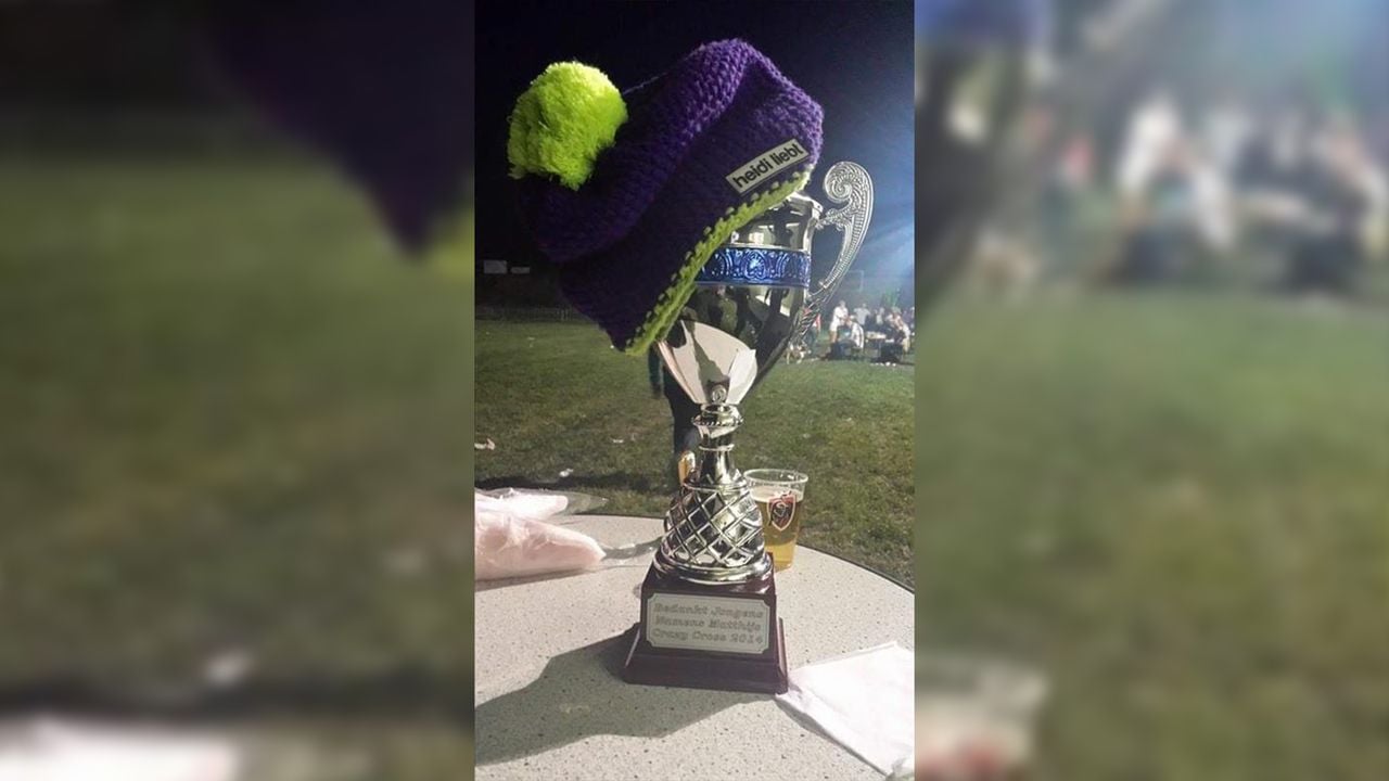 De beker die Henny liet maken voor Matthijs' vriendengroep.