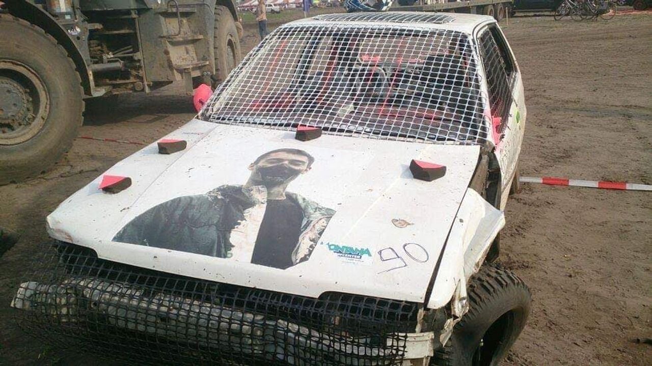 Met een grote foto van Matthijs voorop de wagen deden zijn vrienden dat jaar mee aan de crosswedstrijd.