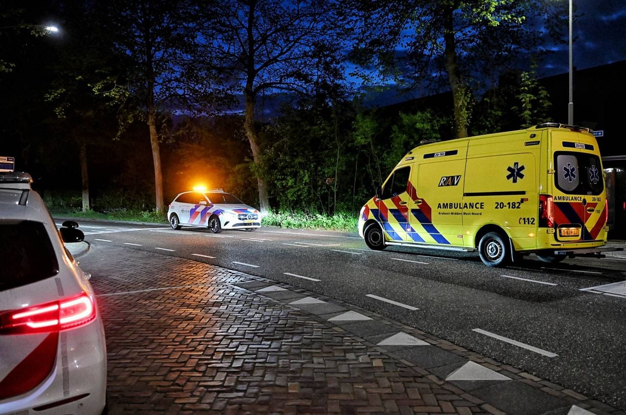 De politie en ambulance kwamen met spoed op het ongeluk af (foto: Toby de Kort / Persbureau Heitink).
