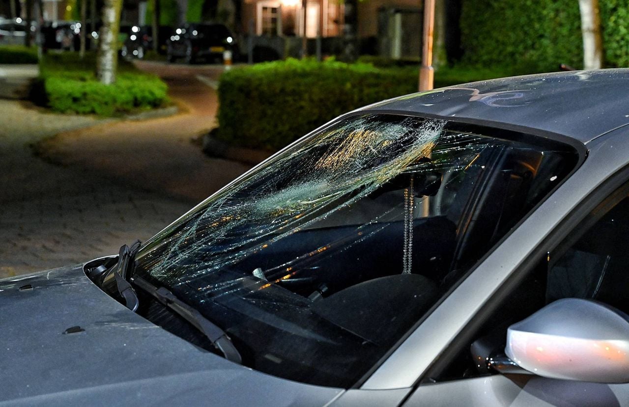 De vrouw is met de ambulance naar het ziekenhuis gebracht (foto: Toby de Kort / Persbureau Heitink).
