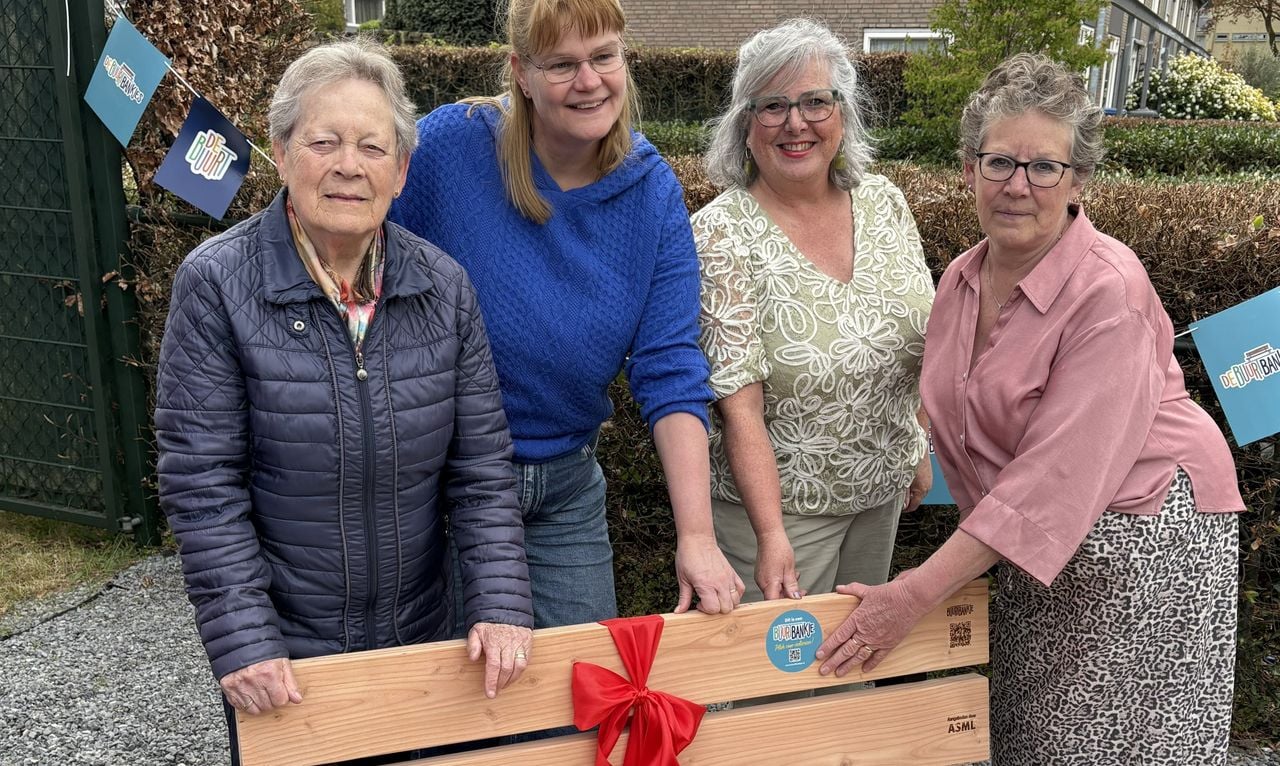Rianne (rechts) kwam met het initiatief voor het bankje in de buurt (foto: Karin Kamp).