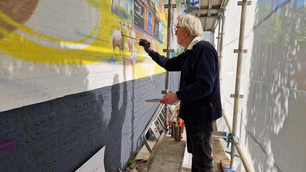 Rein is druk aan het schilderen (foto: Tom Berkers).