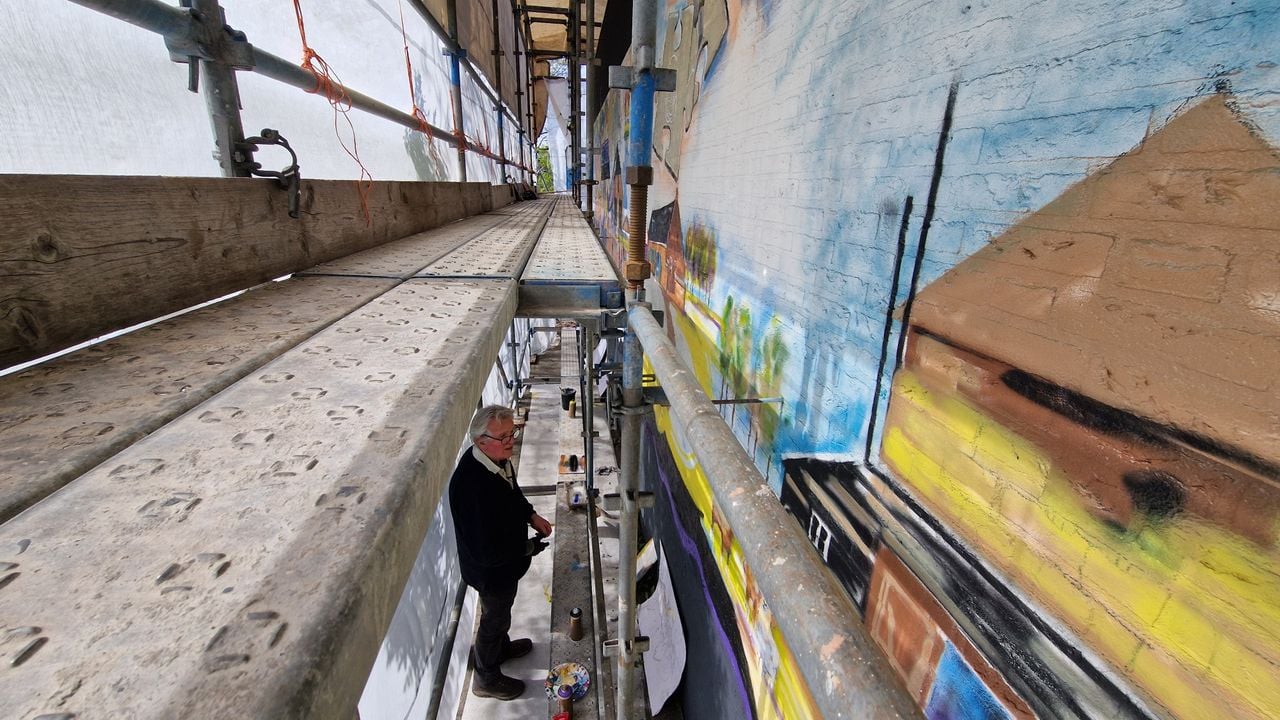 Veel mensen hebben niet in de gaten dat Rein aan het schilderen is achter de steiger (foto: Tom Berkers)