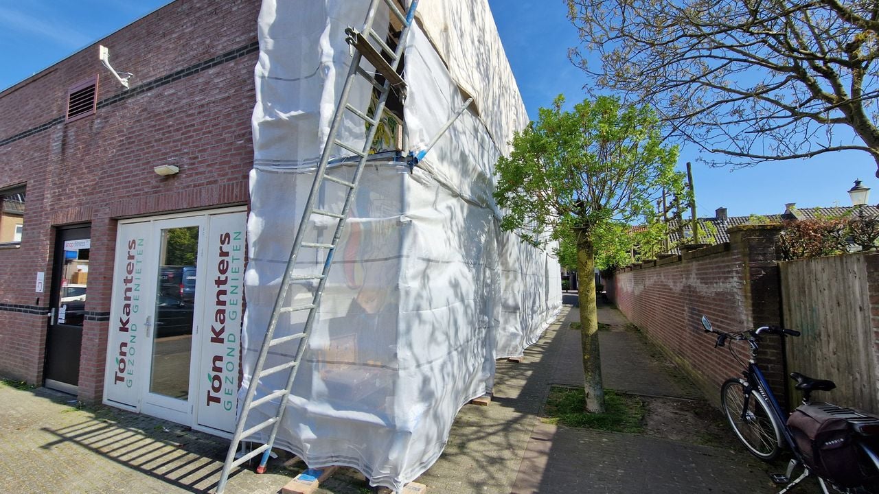 Veel mensen hebben niet in de gaten dat Rein aan het schilderen is achter de steiger (foto: Tom Berkers)