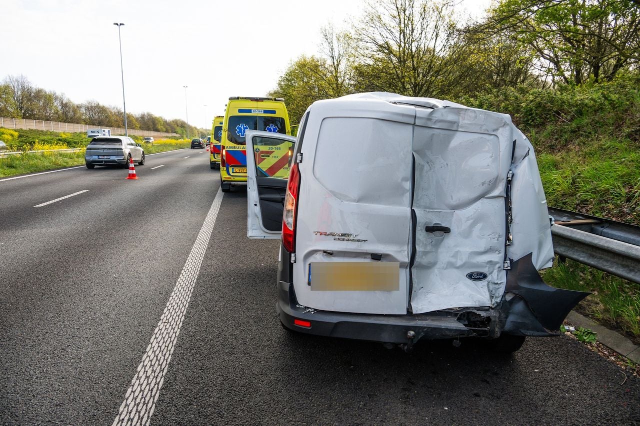 Bij het ongeluk waren meerdere auto's en een vrachtwagen betrokken (Foto: Tom van der Put/Persbureau Heitink).