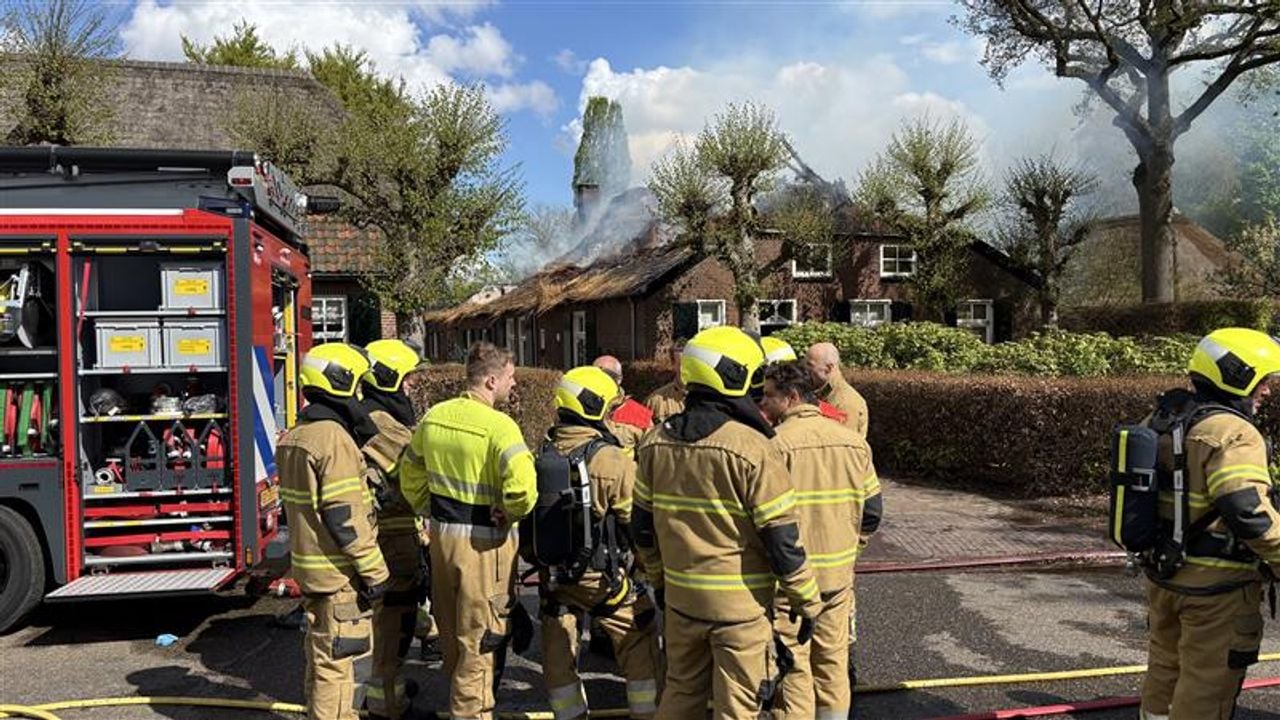 Brandweer bij de brand in een rieten kap in Uden (foto: Ruud Ritzen). 