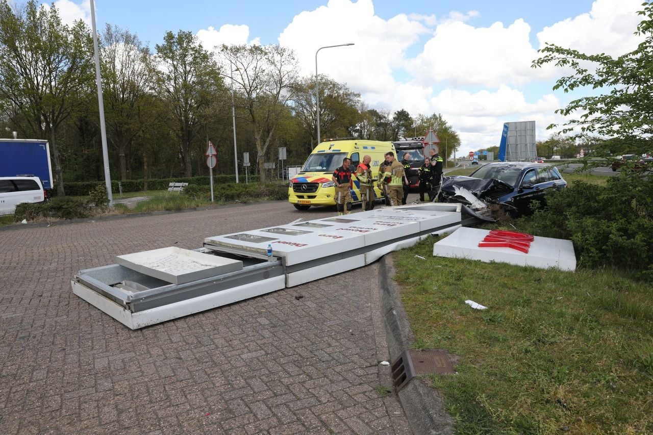 Vrouw rijdt tegen prijsbord van tankstation en raakt gewond (foto: Christian Traets / Persbureau Heitink). 