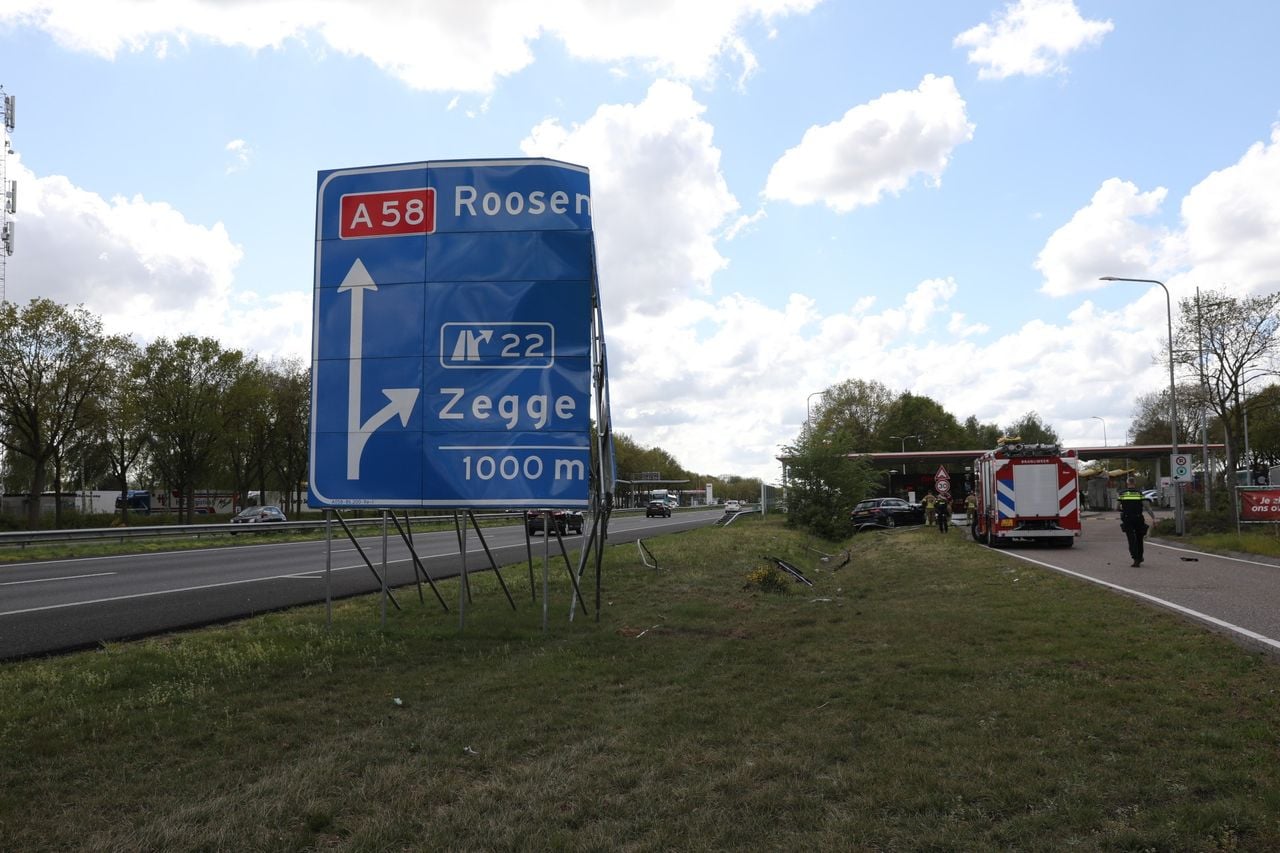 Vrouw rijdt tegen prijsbord van tankstation en raakt gewond (foto: Christian Traets / Persbureau Heitink). 