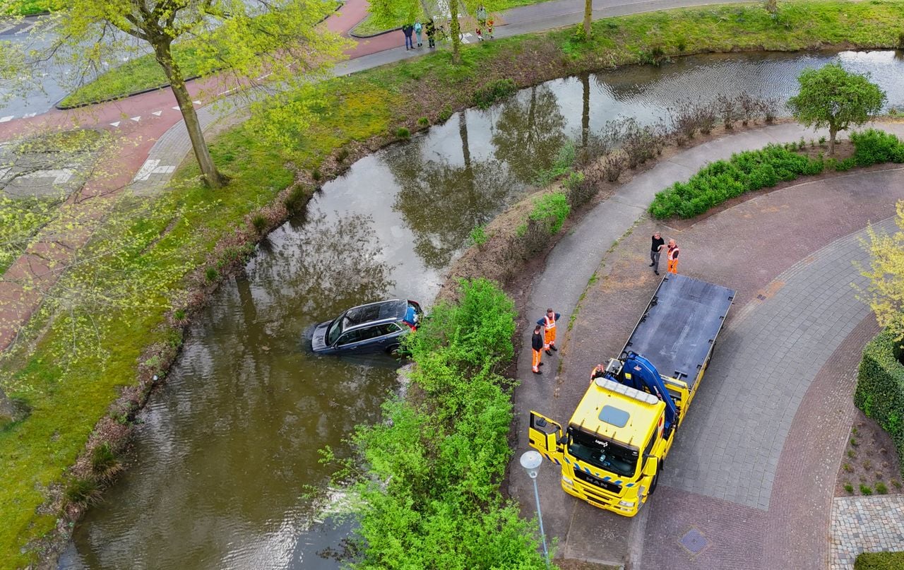 Berger haalt auto uit het water in Den Bosch (foto: Bart Meesters / Persbureau Heitink). 